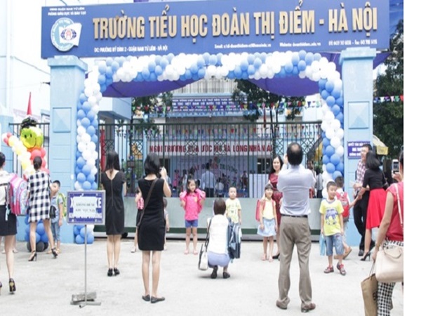 Học sinh lớp 3 trường Tiểu học Đoàn Thị Điểm - Hà Nội bị bỏ quên trên xe đưa đón - Ảnh 1