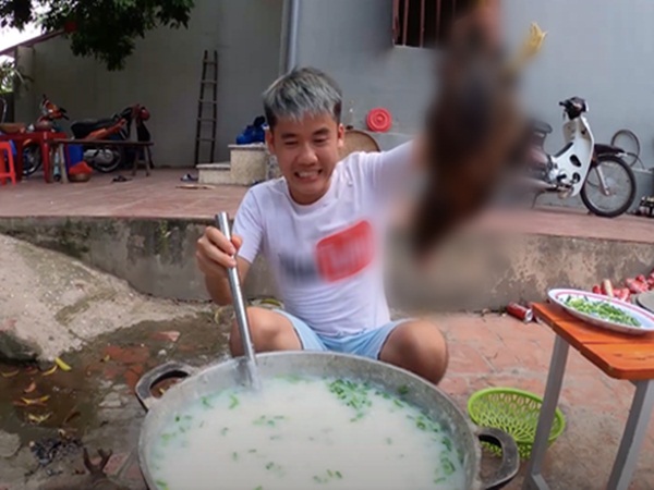 Nấu cháo gà nguyên lông, con trai bà Tân Vlog bị phạt 7,5 triệu đồng - Ảnh 1