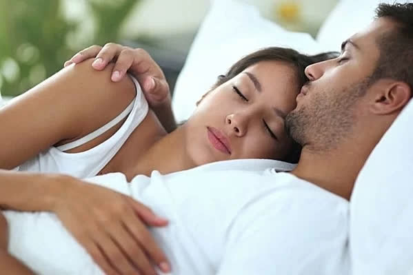 Tại sao vợ chồng nên đi ngủ cùng lúc? - Ảnh 1