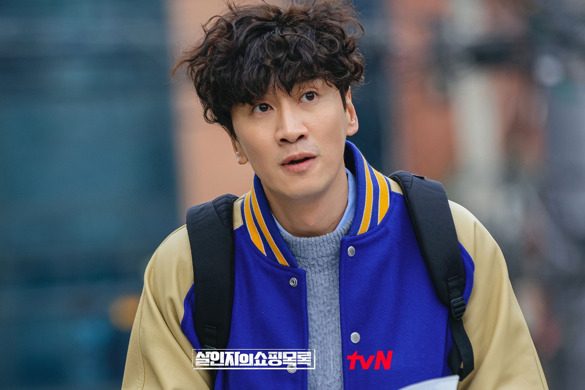 Lee Kwang Soo hóa thân vào vai nhân viên thu ngân với tài năng phi thường trong phim mới “The Killer’s Shopping List” - Ảnh 1