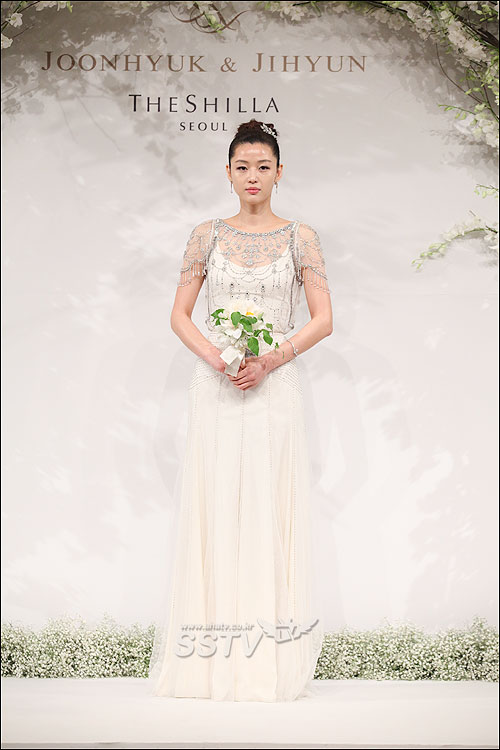 So kè váy cưới tứ đại mỹ nhân Hàn: Song Hye Kyo thất thế dù chơi lớn, Son Ye Jin đẹp không điểm trừ - Ảnh 11