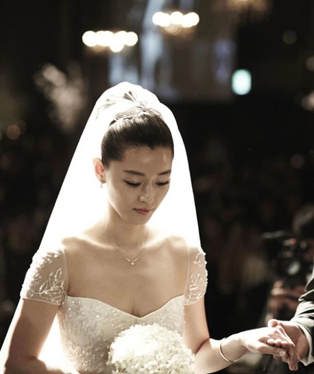 So kè váy cưới tứ đại mỹ nhân Hàn: Song Hye Kyo thất thế dù chơi lớn, Son Ye Jin đẹp không điểm trừ - Ảnh 12