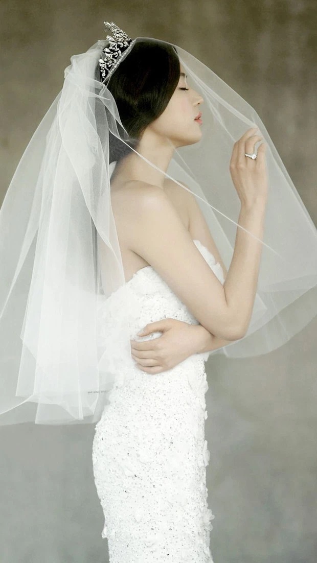 So kè váy cưới tứ đại mỹ nhân Hàn: Song Hye Kyo thất thế dù chơi lớn, Son Ye Jin đẹp không điểm trừ - Ảnh 13