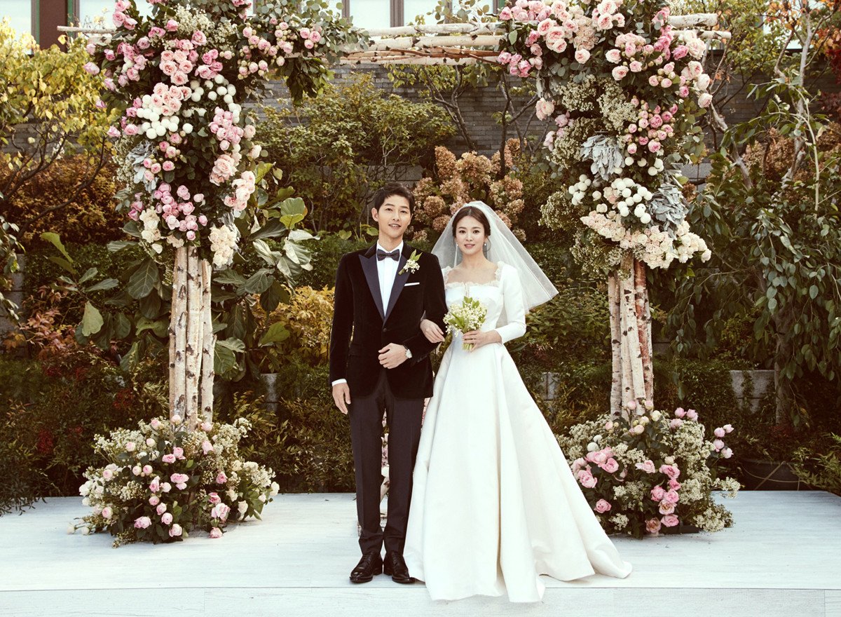 So kè váy cưới tứ đại mỹ nhân Hàn: Song Hye Kyo thất thế dù chơi lớn, Son Ye Jin đẹp không điểm trừ - Ảnh 5