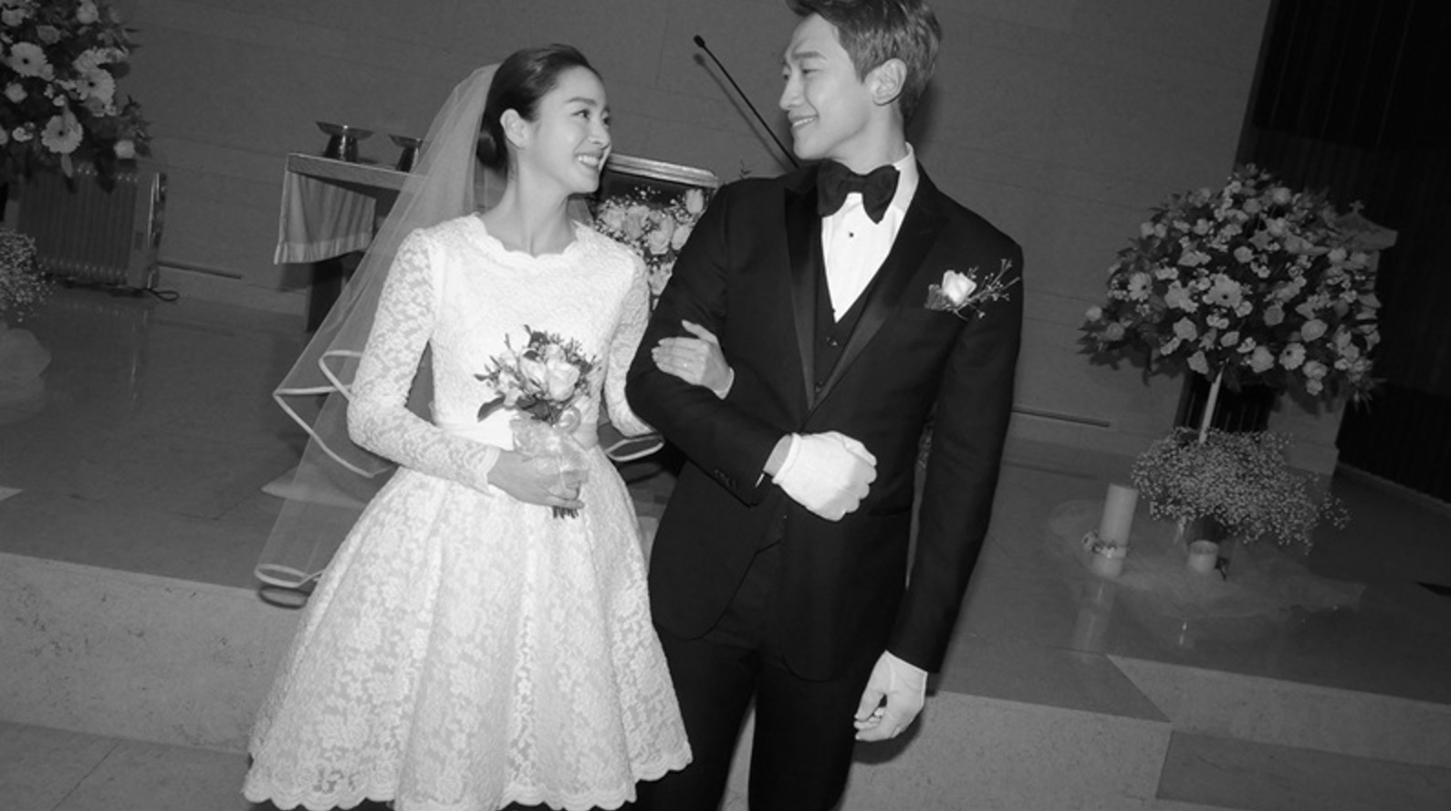 So kè váy cưới tứ đại mỹ nhân Hàn: Song Hye Kyo thất thế dù chơi lớn, Son Ye Jin đẹp không điểm trừ - Ảnh 9