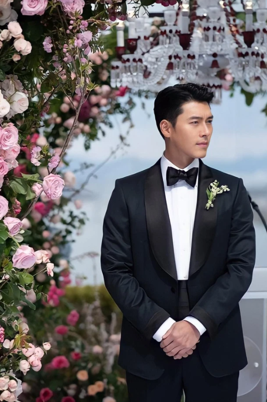 Cận cảnh bộ vest Huyn Bin mặc trong đám cưới, vẻ đẹp của chú rể khiến netizen phát sốt phải ‘ùa vào’ xin vía lấy chồng của ‘chị đẹp’ Son Ye Jin - Ảnh 1