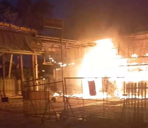 Cháy lớn lúc rạng sáng ở TP.HCM: Toàn bộ quán ăn bị cháy rụi, trơ khung, mái nhà đổ sập - Ảnh 1