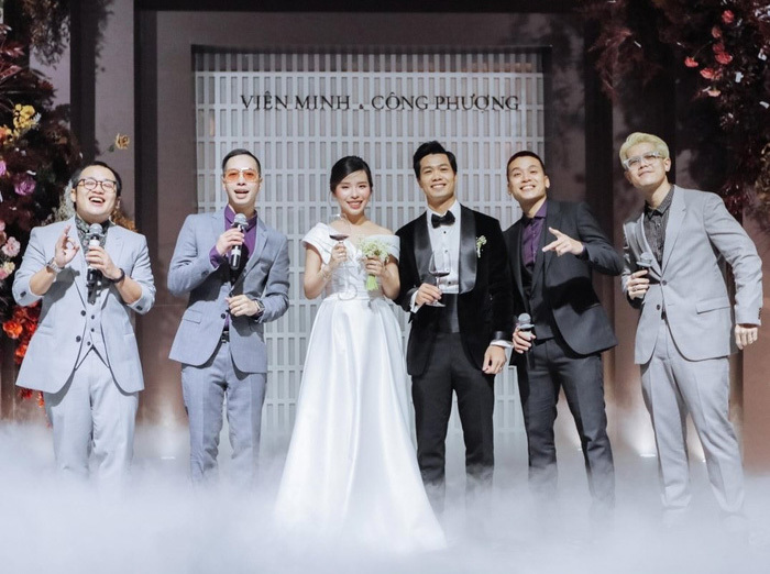 Lộ ảnh lễ cưới Công Phượng ở Nghệ An: Mượn sân bóng làm nơi đặt tiệc - Ảnh 1