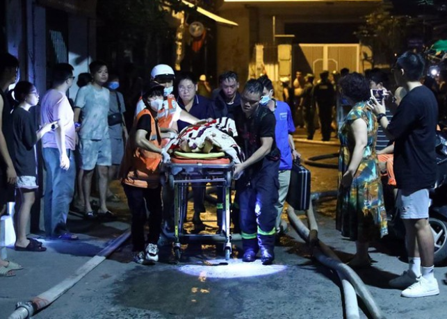 Đội trưởng cứu hộ sau 8 giờ cứu nạn chung cư mini ở Hà Nội: 'Ánh đèn flash kêu cứu từ điện thoại vẫn bật, nhưng các nạn nhân đã tử vong' - Ảnh 3