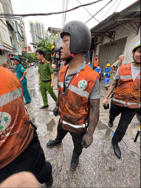 Đội trưởng cứu hộ sau 8 giờ cứu nạn chung cư mini ở Hà Nội: 'Ánh đèn flash kêu cứu từ điện thoại vẫn bật, nhưng các nạn nhân đã tử vong' - Ảnh 1