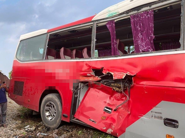 Thương tâm: Lật xe buýt đưa đón học sinh, 6 em thiệt mạng, 44 trẻ bị thương - Ảnh 1