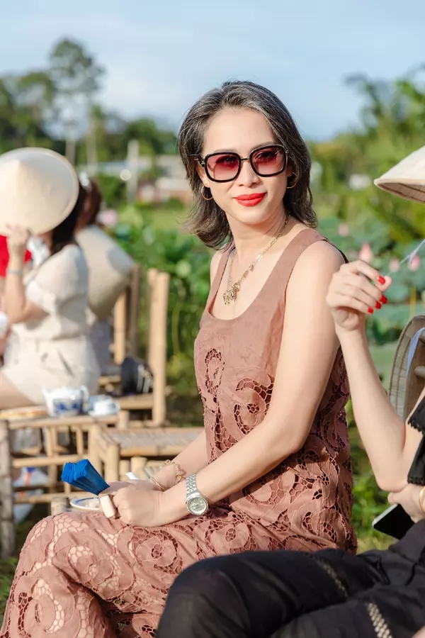 Hoa hậu Việt Nam sở hữu vẻ đẹp 'lệch chuẩn': Cuộc sống làm nông dân bình yên trên đất Mỹ, U50 tái xuất showbiz với tóc bạc đầy đầu vẫn đẹp quyến rũ - Ảnh 1