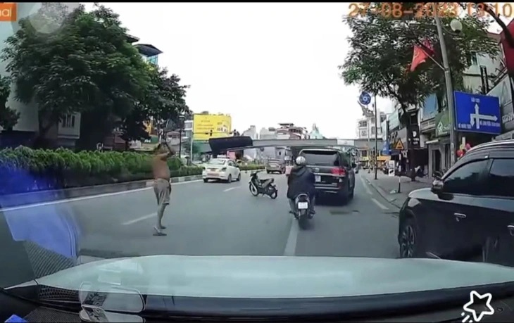 Hà Nội: Bắt giữ người đàn ông cởi trần phi dao vào ô tô Land Cruiser đang chạy trên đường - Ảnh 1