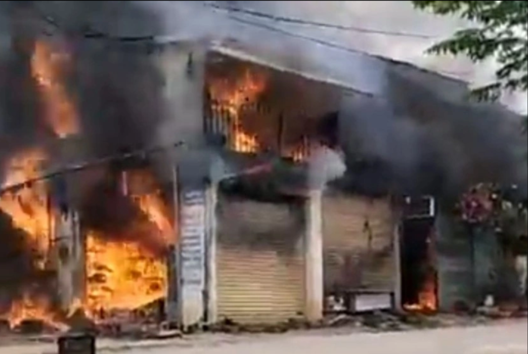 Tiệm bánh ở Hoà Bình cháy lớn: Chiến sĩ công an bị ngạt khói, lửa lan ra nhiều hộ dân xung quanh - Ảnh 1
