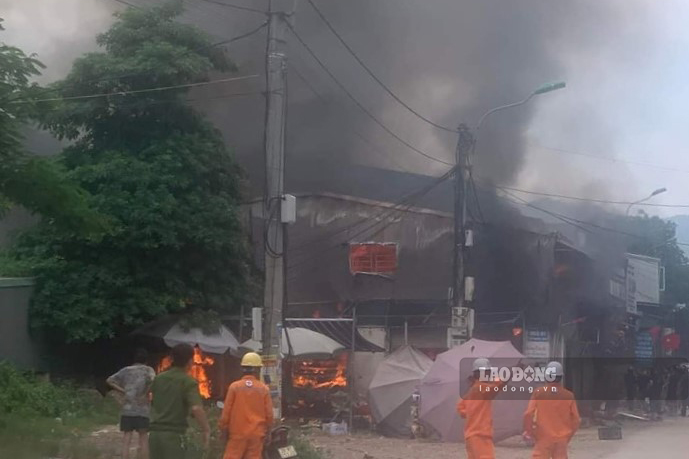 Tiệm bánh ở Hoà Bình cháy lớn: Chiến sĩ công an bị ngạt khói, lửa lan ra nhiều hộ dân xung quanh - Ảnh 2