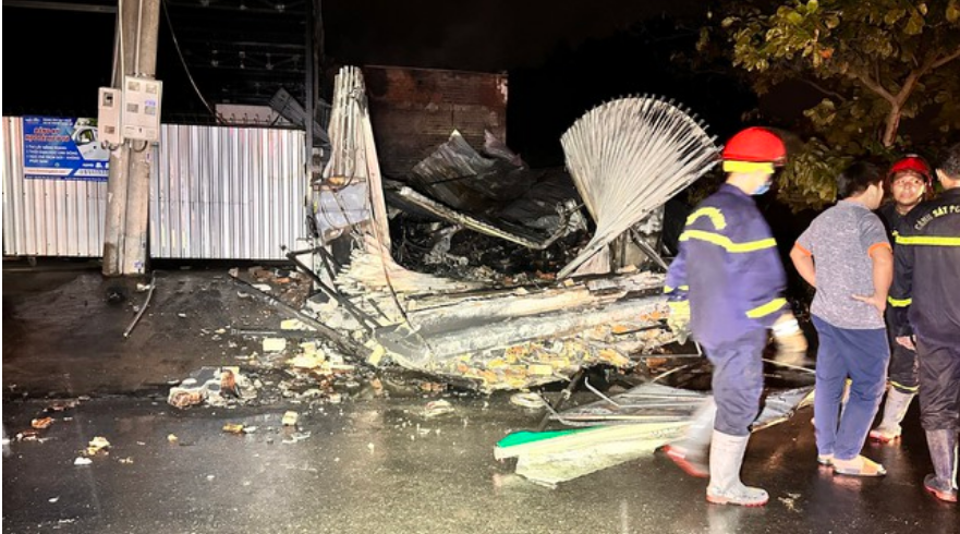 Cháy nhà ở TP.Phan Thiết: Mẹ và 1 người hàng xóm tử vong, 2 con của nạn nhân đang nguy kịch - Ảnh 1