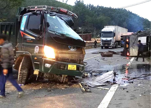 Lạng Sơn: Tai nạn kinh hoàng khiến 1 xe lật ngang, 1 xe nát đầu - Ảnh 1