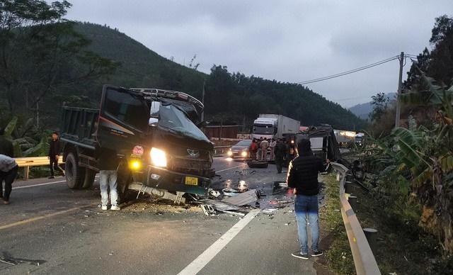 Lạng Sơn: Tai nạn kinh hoàng khiến 1 xe lật ngang, 1 xe nát đầu - Ảnh 2