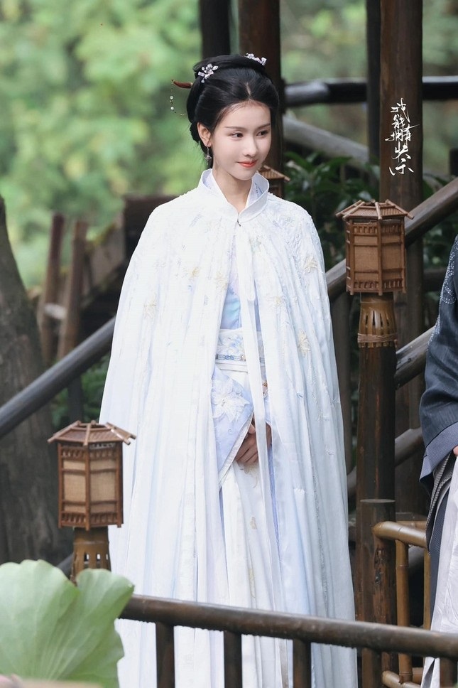 Trần Đô Linh bị nữ phụ Trình Tiêu 'dìm hàng' nhan sắc khi chung khung hình trong Đại Mộng Quy Ly - Ảnh 4