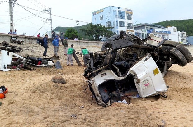 Bình Định: Tai nạn xe bồn thương tâm khiến tài xế tử vong tại chỗ, 2 người bị thương nghiêm trọng - Ảnh 1