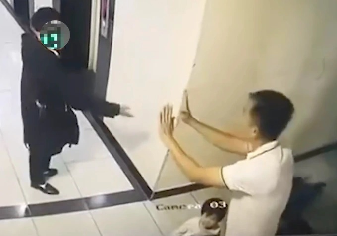 Hà Nội: Xác minh đoạn clip ghi lại cảnh nam thanh niên đánh đập bé trai 9 tuổi do 'đè nút đóng cửa thang' gây bức xúc - Ảnh 1