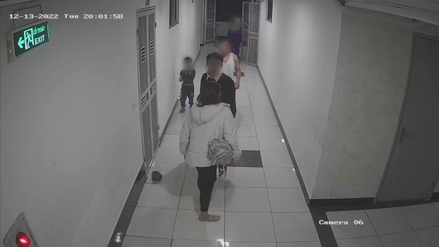 Hà Nội: Xác minh đoạn clip ghi lại cảnh nam thanh niên đánh đập bé trai 9 tuổi do 'đè nút đóng cửa thang' gây bức xúc - Ảnh 3