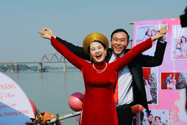 NSND Lan Hương hạnh phúc kỷ niệm ngày cưới trên du thuyền, hôn nhân 35 năm bền chặt đáng ngưỡng mộ - Ảnh 2